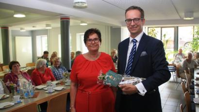 Bild: wro
Seniorenbeauftragte Anneliese Krenkel hat wohl den richtigen Tipp erhalten, womit sie Notar Marcel Wollmann eine Freude machen könnte.