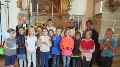 Bild: jzk
Pfarrer Dirk Grafe, Gemeindereferent Jochen Gößl, Pfarrer Konrad Amschl und Religionslehrerin Viola Grafe (hinten von links) feiern mit den Grund- und Mittelschülern den Schulanfangsgottesdienst.