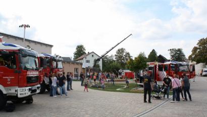 Bild: bjp
Klein und Groß waren auf den Beinen, als zahlreiche Feuerwehren auf dem Zessauer Dorfplatz ihre Ausrüstung zeigten. Im Hintergrund der Kran von Wechsellader "Elefant" aus Speichersdorf, der den Katastrophenschutz-Abrollbehälter für Wasserförderung nach Zessau bugsiert hatte. Bild: bjp