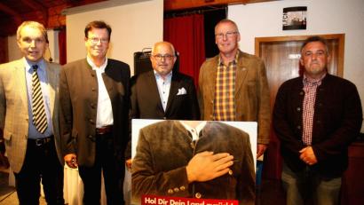 Bild: Hirsch
Eröffneten den Wahlkampf für die AfD in den Stimmkreisen Schwandorf und Cham (von links): Dr. Felix Börner, Dr. Wolfgang Pöschl, Reinhard Mixl, Josef Lankes und Johann Kellermeier.
