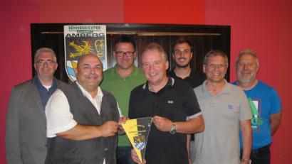 Bild: khg
Wimpel-Übergabe von Thomas Gebele an Lutz Wagner mit den Ehrengästen (von links) Thomas Graml, Thomas Ernst, Thomas Ehrnsperger, Karl-Heinz Schleier und Andreas Allacher.