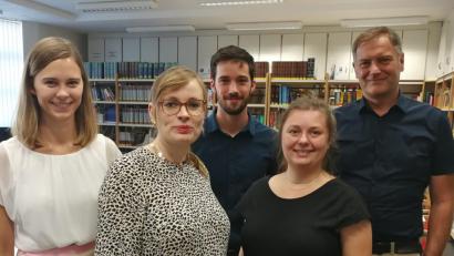 Bild: exb
Johanna Englert (Mathematik/Englisch), Ines Laß (Kunst), Jonas Bentele (Mathematik, Sport und Schulpsychologie) und Nadine Zintl (Kunst), hier mit Schulleiter Christian Schwab (von links) sind neu. Nicht im Bild sind Pfarrer Stefan Fischer (Evangelische Religionslehre), Florian Gremer (Englisch/Geschichte) sowie John Layman.