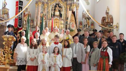 Bild: aun
Alle Vertreter örtlicher Vereine mit Kirchenverwaltung, Pfarrgemeinderat, Ministranten, Geschwister und Jubilar Josef Kanovsky (dritte Reihe, Mitte) mit den Zelebranten im Altarraum.