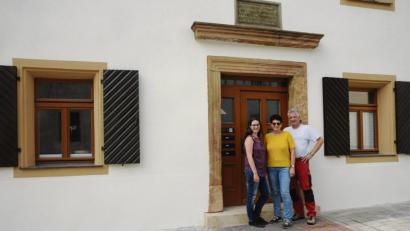 Bild: ge
Die Pilhofers (von links Daniela, Karin und Helmut) sind stolz auf ihren restaurierten und modernisierten Frühlingshof, ein Schmuckstück in der Straße.