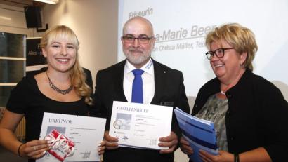 Bild: Hirsch
Obermeister Bernhard Dräxler (Mitte) und Prüfungsvorsitzende Annemie Koch (rechts) zeichneten die beste Absolventin Lisa-Marie Beer (links) aus.