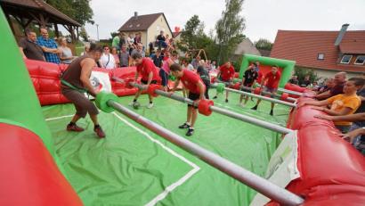 Bild: nib
Beim Dorfspiel des Kapellenvereins Knölling kämpften Im Finale die "Supporters" und "Realverlust" unter den Augen vieler Zuschauer um den Sieg.
