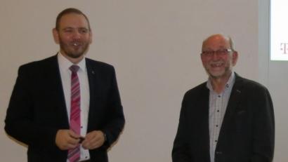 Bild: kö
Enrico Delfino, Vertriebsbeauftragter und Regionalmanager bei Telekom-Süd (links) und Bürgermeister Georg Köppl informierten zum Sachstand "Breitbandausbau".