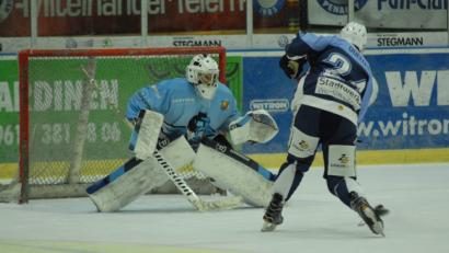 Bild: gb
Am vergangenen Sonntag unterlagen die Blue Devils den Icefighters Leipzig mit 5:6 nach Penaltyschießen. Hier verwandelt Christian Ouellet seinen Penalty gegen den Leipziger Goalie Eric Hoffmann. Am Wochenende treffen die Weidener zwei Mal auf die Saale Bulls Halle.