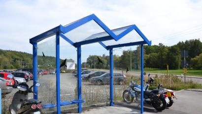 Bild: pjaf
Die Schulbushaltestelle "Lohbachwinkel" bereitet einem Anwohner Kopfzerbrechen.