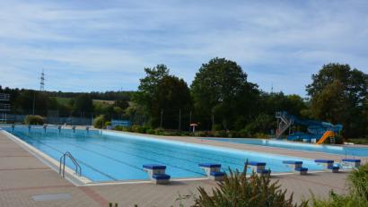 Bild: jr
Menschenleer präsentiert sich das Mitterteicher Freibad (Bild) nach dem Saisonende. Der heiße Sommer lockte in den vergangenen Monaten knapp 50 000 Besucher in die Einrichtung, die in naher Zukunft generalsaniert werden muss.