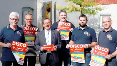 Bild: njn
Auf den großen Discoabend am Dienstag, 2. Oktober, in der Stadthalle mit DJ "Fleischi" freuen sich die Verantwortlichen der Feuerwehr mit Vorsitzendem Albert Vollath (links) und Kommandant Bernhard Schmidt (Dritter von rechts) sowie Bürgermeister Hans Donko (Dritter von links).