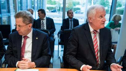 Bild: Bernd von Jutrczenka, dpa
Horst Seehofer (rechts) und Hans-Georg Maaßen zu Beginn der Sondersitzung des Innenausschusses im Deutschen Bundestag.