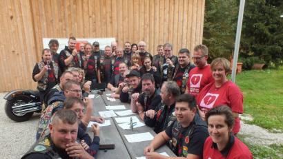 Bild: soj
28 Mitglieder, Freunde und Bekannte der Motorradfreunde „Roadrunner Grünlas“ treffen sich beim Festgelände, um sich bereits jetzt mit einem Wangenabstrich typisieren zu lassen.