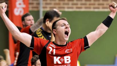 Bild: Ziegler
"Ja, wir haben es geschafft !" Der Sulzbacher Spielmacher Daniel Luber (Bild) bejubelt euphorisch den Erhalt der Landesliga Nord für die Herzogstädter mit dem hart erkämpften 31:29-Sieg gegen den Oberpfalzrivalen ASV Cham. Das war vergangene Saison. Wo die Sulzbacher in der neuen Spielrunde landen werden, ,ist völlig offen.

Bild: Ziegler