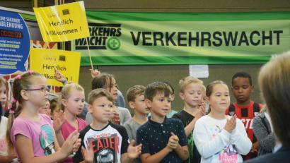 Bild: gsb
"Herzlich Willkommen" singen die Schüler der Hans-Schelter-Schule. Aufgepasst im Straßenverkehr, heißt es wenig später.
