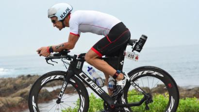 Bild: exb
Lothar Richthammer auf seinem Zeitfahrrad. Die Strecke bei der Ironman 70.3 WM führte entlang des Indischen Ozeans.