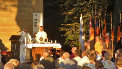 Bild: rha
Die letzten Sonnenstrahlen des Tages tauchen Bergkirche und Vorplatz in warmes Licht. Pfarrer Josef Irlbacher (rechts) zelebriert mit Diakon Dieter Gerstacker und Pfarrvikar Hruday Kumar Madanu (links sitzend) die Eucharistie.
