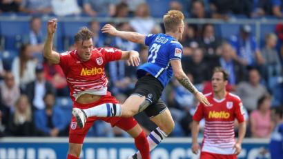 Bild: agentur_dpa
Der Bielefelder Andreas Voglsammer (blau) und der Regensburger Asger Stromgaard Sörensen (links) im Zweikampf. Beim Spiel am Freitag gegen Dynamo Dresden hoffen alle Verantwortlichen, dass es nur auf dem Spielfeld zu „Auseinandersetzungen“ kommt und es unter den Fans ruhig bleibt, da die Partie als Risikospiel eingestuft ist.