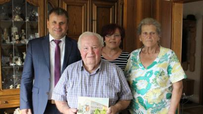 Bild: Lowak
Johann Schiener feiert 90. Geburtstag und freut sich über die Glückwünsche von Ehefrau Rosa, Tochter Renate Grünbauer und Bürgermeister Karlheinz Budnik.