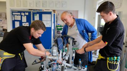 Bild: do
Das Training an modularen Produktionssystemen gibt den Rogers-Jungspunden Thomas Kausler (re) und Philipp Seitz (li) den letzten Schliff, bei den EuroSkills, der Europameisterschaft der Berufe, in Budapest zu bestehen. Ausbildungsleiter Johannes Beierl (Bildmitte) steht mit Rat und Tat zur Seite.