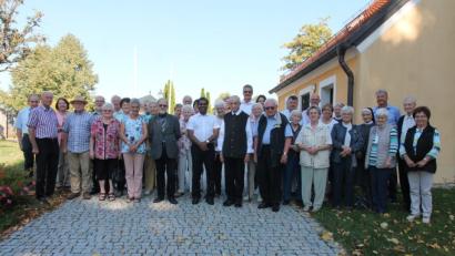 Bild: pi
Monsignore Konrad Dobmeier (17. von rechts) im Kreise seiner Weihekurs-Kollegen aus dem Jahr 1966 und den Verwandten sowie Altbürgermeister Albert Kick (Zweiter von links).