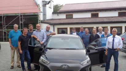 Bild: jr
Robert und Michael Härtl (Zweiter und Vierter von rechts) stellten den Mitgliedern der SPD-Ortsvereine Konnersreuth und Arzberg das Elektroauto der Firma RK-Tec vor.