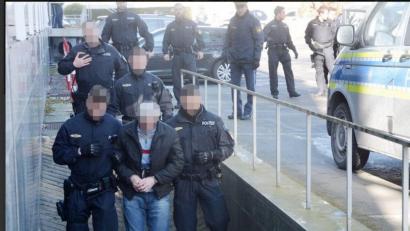 Bild: gsb
Eine halbe Hundertschaft begleitete Oleksandr M. im März 2018 zu seiner Zeugenaussage im Landgericht Weiden. Er gestand die Beteiligung am "Rio"-Raub und wurde anschließend zurück nach Österreich gebracht, wo er eine Haftstrafe absitzt. Sein Prozess in Weiden folgt noch.