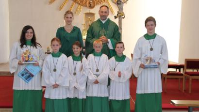 Bild: ral
Maria Bittner (links) und Johannes Wienhold (rechts) wurden verabschiedet. Als neue Ministranten wurden Karina Hierl, Linda Winkler, Maximilian Pröls und Sebastian Stümpfl aufgenommen.