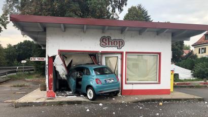 Bild: Alexander Auer
Ein Fiat landete nach einem Ausweichmanöver in einer Tankstelle.