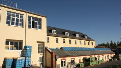 Bild: fph
Der vordere flache Bau des Scherdel-Firmentrakts in Fridau soll abgerissen und durch einen modernen Kubus ersetzt werden, in dem künftig Teile zur E-Mobilität produziert werden.