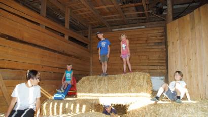 Bild: mmj
Zum Hüpfen oder als Versteck werden die Strohballen von den Kindern gerne genutzt.