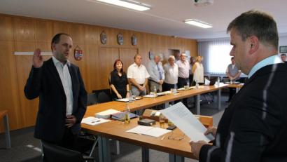 Bild: Lowak
Bürgermeister Karlheinz Budnik (rechts) vereidigt den neuen Stadtrat Andreas Egeter (links).