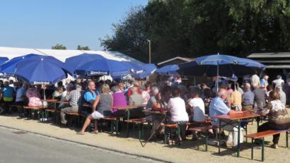 Bild: rha
Die Sonne meinte es am Seniorennachmittag so gut, dass sowohl auf dem Festplatz hinter der Bergkirche als auch im Bierzelt Schwitzen angesagt war.