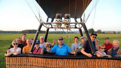 Bild: Gerhard Götz
Los geht’s: Ballon-Pilot Schorsch Höcherl (Mitte) hat seine Gäste gut im Korb platziert.