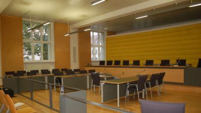 Bild: Hanna Gibbs
Der Sitzungssaal 104 ist für den Wolbergs-Prozess bereits umgestaltet worden: Für die zehn Verteidiger der vier Beschuldigten wurden weitere Tische aufgebaut.