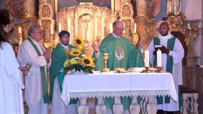 Bild: boj
In Konzelebration feierten Ruhestandspfarrer Max Stigler, Kaplan William Akkala, Pfarrer Herbert Rösl und Urlaubsvertreter Abbé Fulgence Coly (von links) das Messopfer in der Pfarrkirche St. Martin.