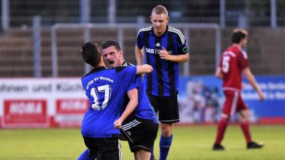 Bild: Büttner, Gerhard
Da freut sich einer aber richtig: Josef Rodler (Mitte) bejubelt einen Treffer bim letzten Heimspiel gegen Pfreimd. Gegen Ettmannsdorf am Freitag würde er seine Freude natürlich am liebsten wieder rausschreien.