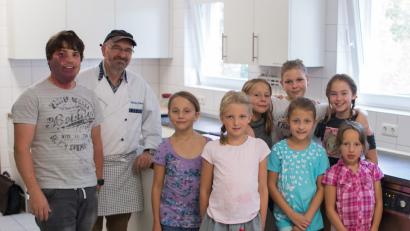 Bild: den
Lecker und Bio sind die Gerichte, die die Kinder mit Günther Erhardt zubereiten.