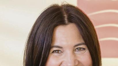 Bild: exb
Annette Rester (Kosmetikerin): „Wenn wir keine Spiegel hätten, würden wir uns alle schön finden“, sagt die Ambergerin mit einem Lächeln. „Schönheit hängt für mich mit dem Selbstbild zusammen. Wenn wir uns selbst als schön empfinden, strahlen wir das aus und sind gerade deswegen wunderschön.“ Für Rester bedeutet Schönheit Natürlichkeit und Ausstrahlung. Durch ihren Beruf trägt sie zu dieser positiven Ausstrahlung bei: „In meinem Beruf kann ich mit dekorativen Mitteln oder auch mit permanenten Methoden Menschen helfen, ihre Vorzüge zu betonen. Eine Wimpernwelle kann zum Beispiel von Schlupflidern ablenken.“ Gerade jungen Menschen, die sich oft an unrealistischen Idealen messen, wünscht die Kosmetikerin mehr Selbstvertrauen. (pkmo)