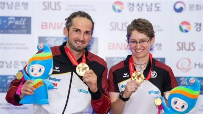 Bild: exb
Kerstin Schmidt (rechts) von Edelweiß Siegritz präsentierte stolz ihre Goldmedaille in Changwon. Neben ihr Michael Herr, der Sieger bei den Männern.
