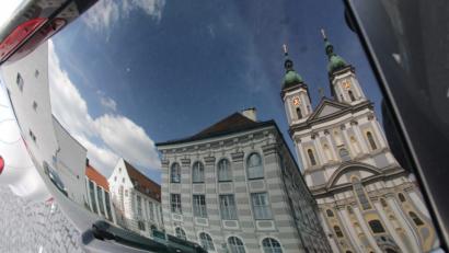 Bild: tr
Der Geschändete Heiland in der Basilika (rechts im Spiegelbild der Heckscheibe eines geparkten Autos am Basilikaplatz) wird einmal im Jahr besonders verehrt.