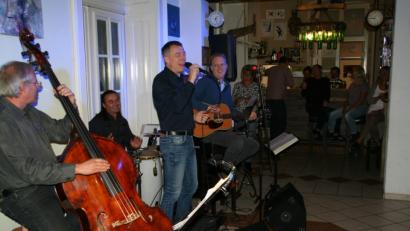 Bild: fpoz
„Simply Two“ gefällt mit Klassikern der Rockmusik im "Schaffnerlos".