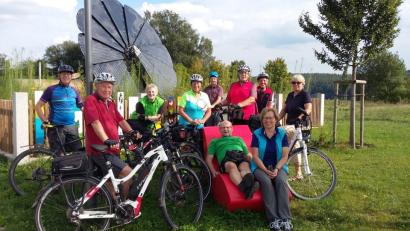 Bild: öt
Vor den Solarblumen im Bürgerpark Krummennaab legen die Radler des FGV Neusorg eine Verschnaufpause ein.