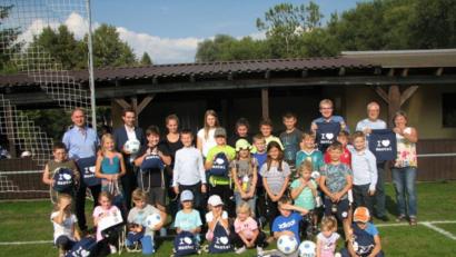 Bild: knh
Das Bilderrätsel der CSU Mantel wurde von den Kindern der Marktgemeinde dankend angenommen. Die erfolgreichen Teilnehmer bekamen con Christoph Müller (hinten, Dritter von rechts) und seinen Parteifreunden kleine Preise.