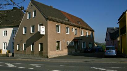 Bild: Stadtarchiv
Viele ältere Neustädter können sich noch gut an die Traditionsgaststätte "Zum Scherm" erinnern. Heute ist dort ein freier Platz über der Tiefgarage.