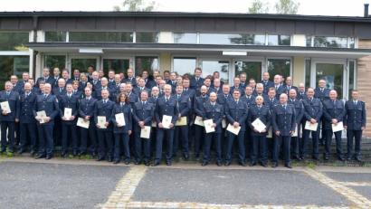 Bild: exb
68 Bundespolizeibeamte konnten nach dem Auftstiegslehrgang ihre Beförderungsurkunden entgegen nehmen. Den silbernen Stern auf die Schulterklappen gab es obendrauf.