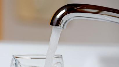 Bild: Roland Weihrauch/dpa
Die Stadt Vohenstrauß muss die Wasser- und Abwassergebühren erhöhen. Mit einem einstimmigen Beschluss entscheidet sich der Stadtrat am Donnerstag in seiner Sitzung für eine Variante, bei der nur die Verbrauchsgebühr steigt, die Grundgebühr bleibt bei 24 Euro pro Jahr.