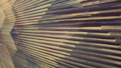 Bild: Dagmar Williamson
Astrid Schröter stellt im Stadttheater Amberg acht ihrer Exponate aus. Zwischen Bewegung und optischer Täuschung fließen ihre "Strömungen, Schwingungen, Notationen".
"Strömung" - Acryl auf Leinwand