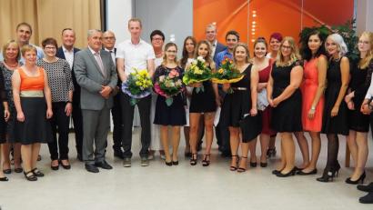 Bild: Bühner
Die erfolgreichen Absolventen der Krankenpflege-Ausbildung an der Akademie für Gesundheit der Kliniken Nordoberpfalz "New Life" zusammen mit Dozenten und Ehrengästen.