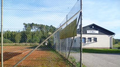 Bild: usc
Die ehemalige Freihunger Tennisanlage wird nach Beschluss des Marktgemeinderats in den Kommunikations- und Begegnungsplatz für Jung und Alt umgebaut und „Freie Bergwerksarena“ heißen.